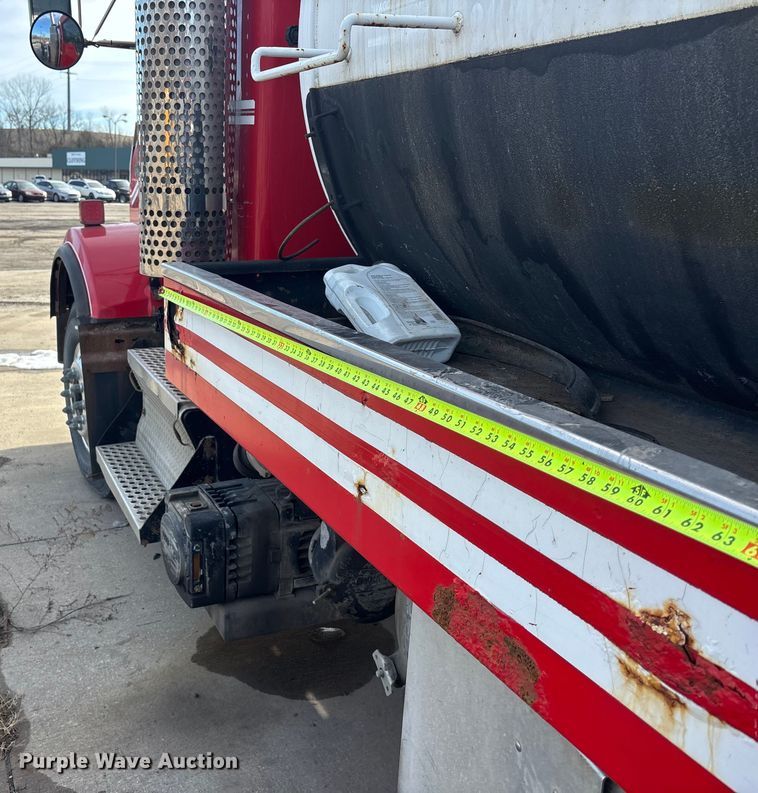 image for item FO3527 2007 Kenworth T800 vacuum truck 