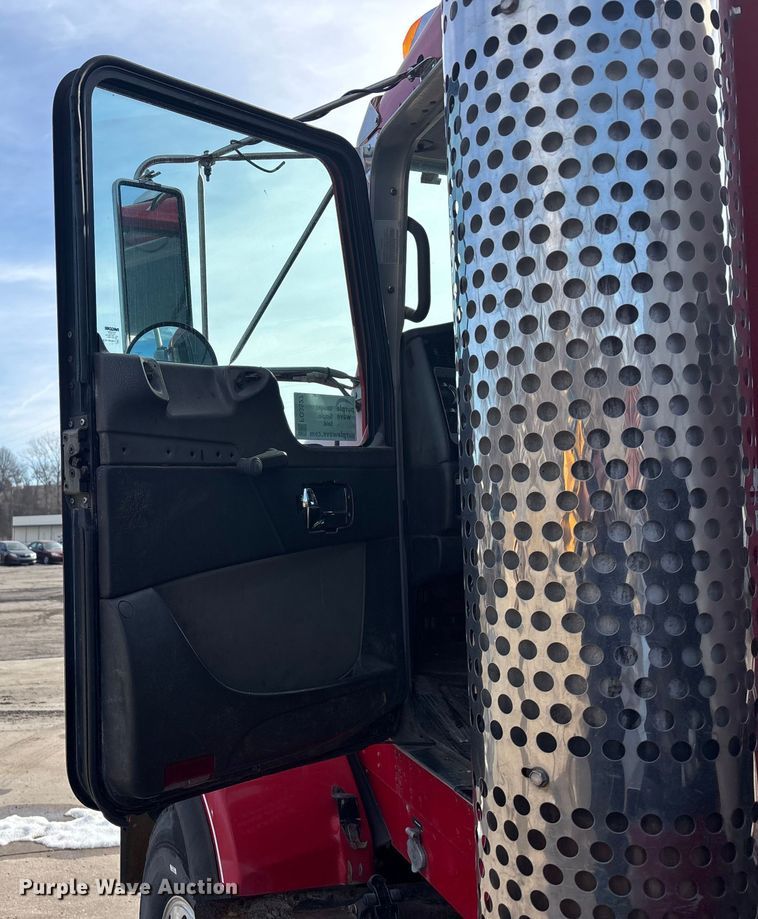 image for item FO3527 2007 Kenworth T800 vacuum truck 