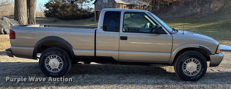 image for item FO3543 2001 GMC Sonoma Ext. Cab pickup truck