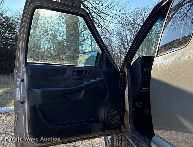 image for item FO3543 2001 GMC Sonoma Ext. Cab pickup truck