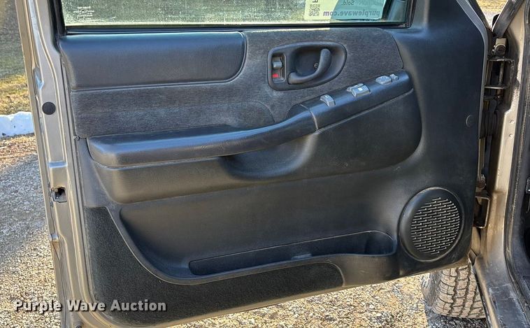 image for item FO3543 2001 GMC Sonoma Ext. Cab pickup truck