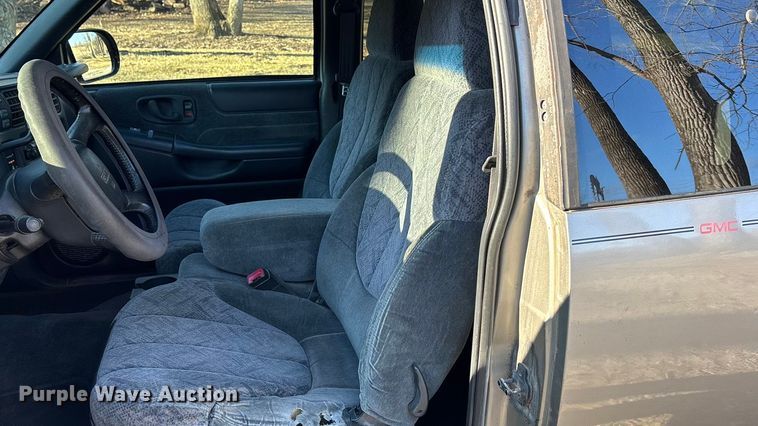 image for item FO3543 2001 GMC Sonoma Ext. Cab pickup truck