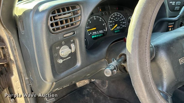 image for item FO3543 2001 GMC Sonoma Ext. Cab pickup truck