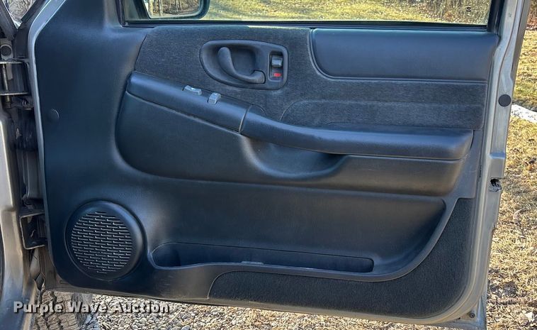 image for item FO3543 2001 GMC Sonoma Ext. Cab pickup truck