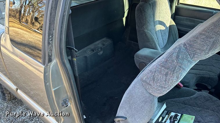 image for item FO3543 2001 GMC Sonoma Ext. Cab pickup truck