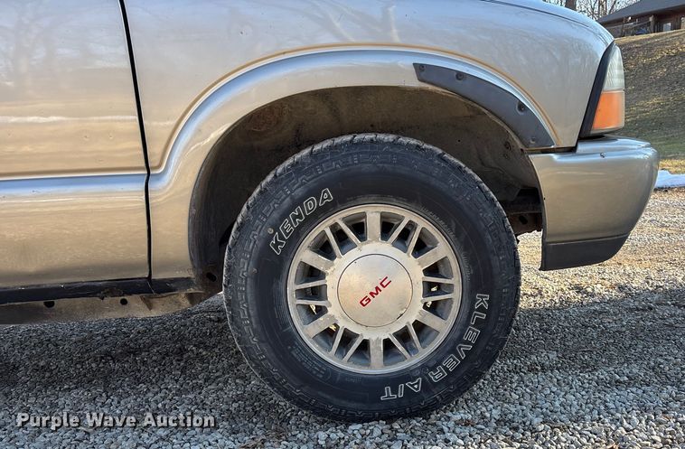 image for item FO3543 2001 GMC Sonoma Ext. Cab pickup truck