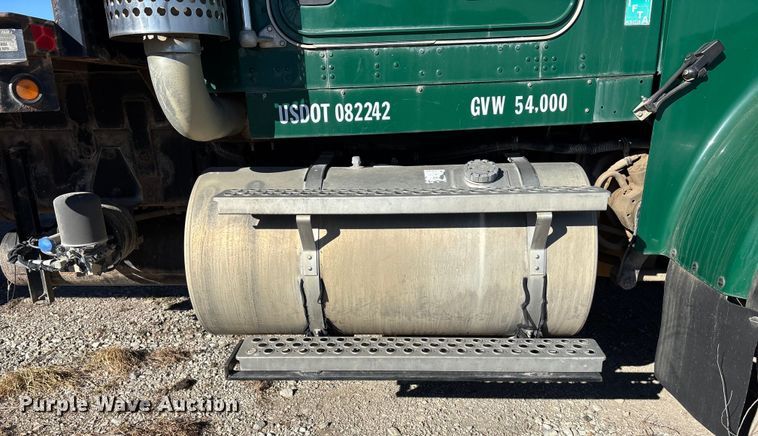 image for item FO3555 2005 Kenworth W900 flatbed truck