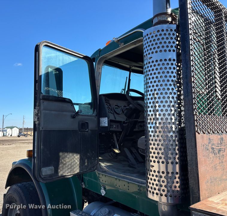 image for item FO3555 2005 Kenworth W900 flatbed truck