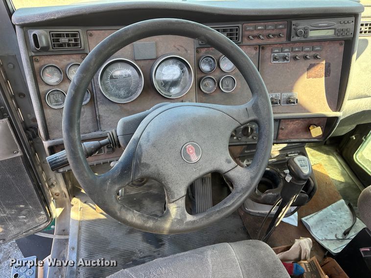 image for item FO3555 2005 Kenworth W900 flatbed truck