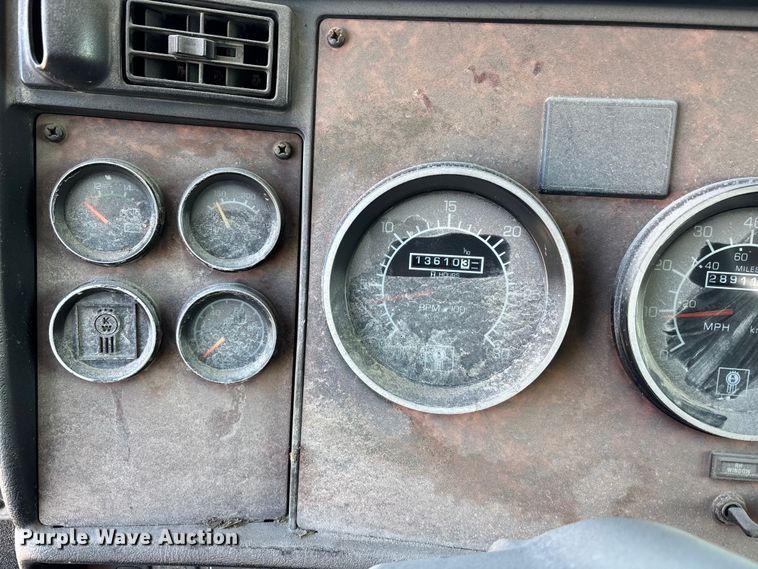 image for item FO3555 2005 Kenworth W900 flatbed truck