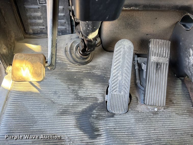 image for item FO3555 2005 Kenworth W900 flatbed truck