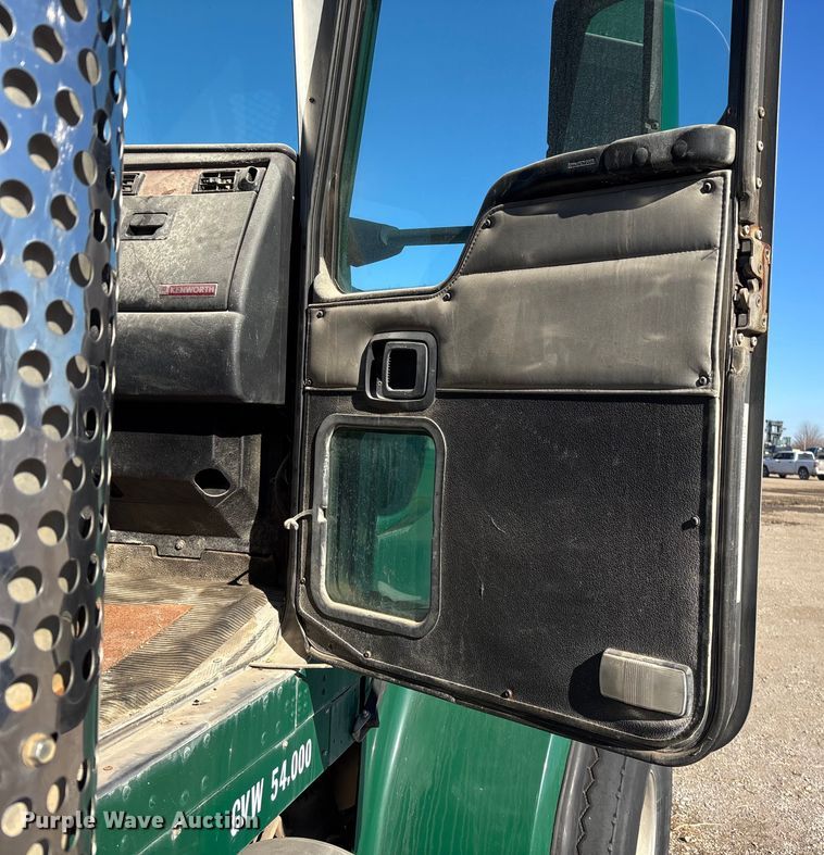 image for item FO3555 2005 Kenworth W900 flatbed truck