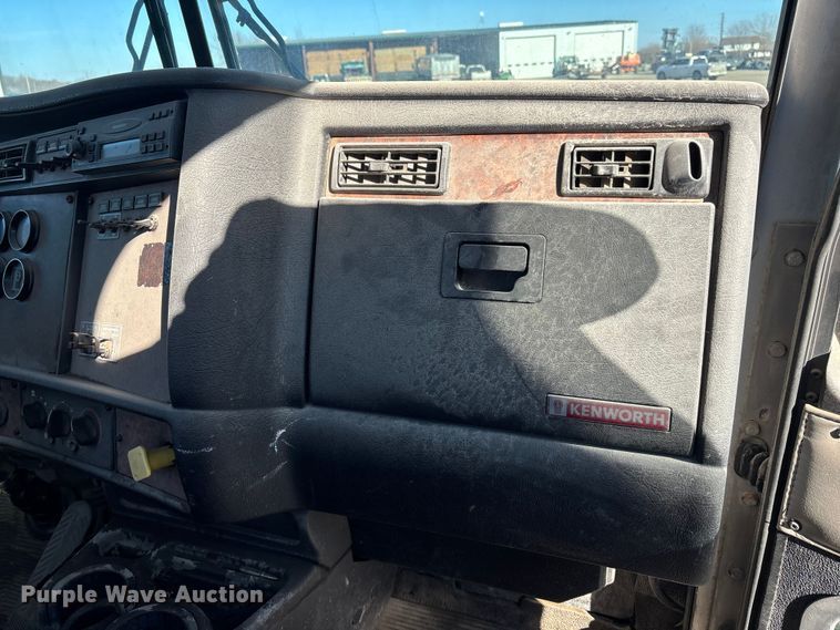 image for item FO3555 2005 Kenworth W900 flatbed truck