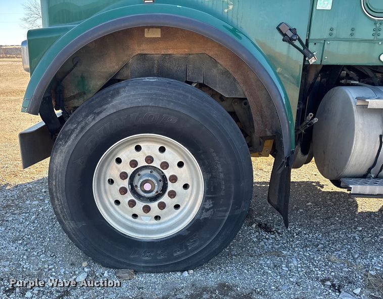 image for item FO3555 2005 Kenworth W900 flatbed truck