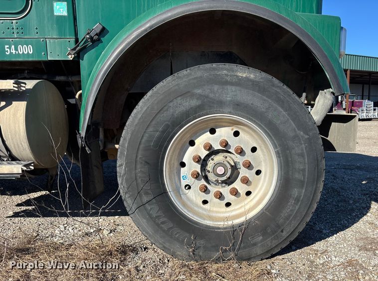 image for item FO3555 2005 Kenworth W900 flatbed truck