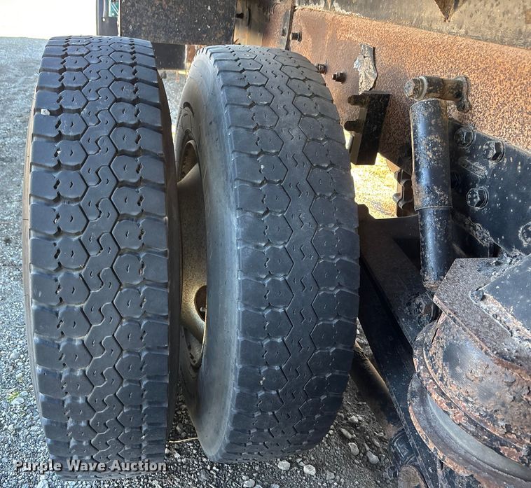 image for item FO3555 2005 Kenworth W900 flatbed truck