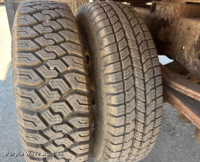 image for item FO3569 1999 Isuzu NPR dump flatbed truck