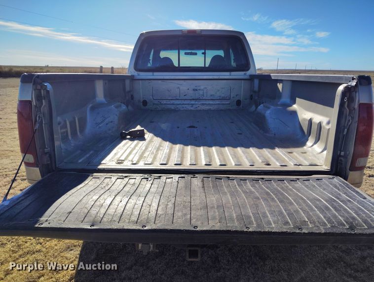 image for item IH9448 2000 Ford F350 Super Duty Crew Cab pickup truck