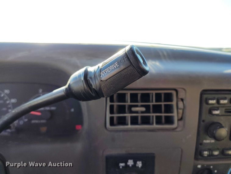 image for item IH9448 2000 Ford F350 Super Duty Crew Cab pickup truck