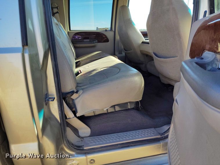 image for item IH9448 2000 Ford F350 Super Duty Crew Cab pickup truck