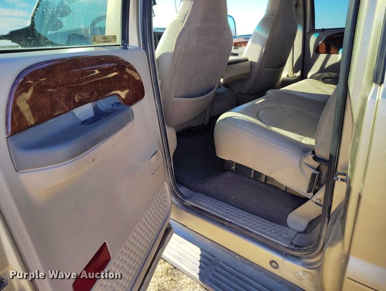 image for item IH9448 2000 Ford F350 Super Duty Crew Cab pickup truck