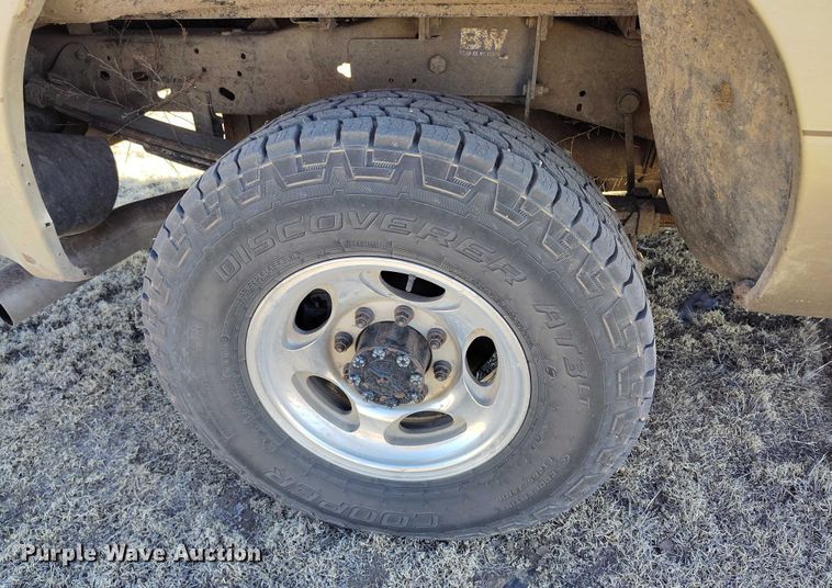 image for item IH9448 2000 Ford F350 Super Duty Crew Cab pickup truck