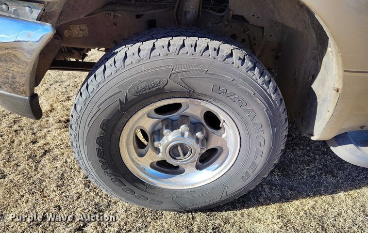 image for item IH9448 2000 Ford F350 Super Duty Crew Cab pickup truck