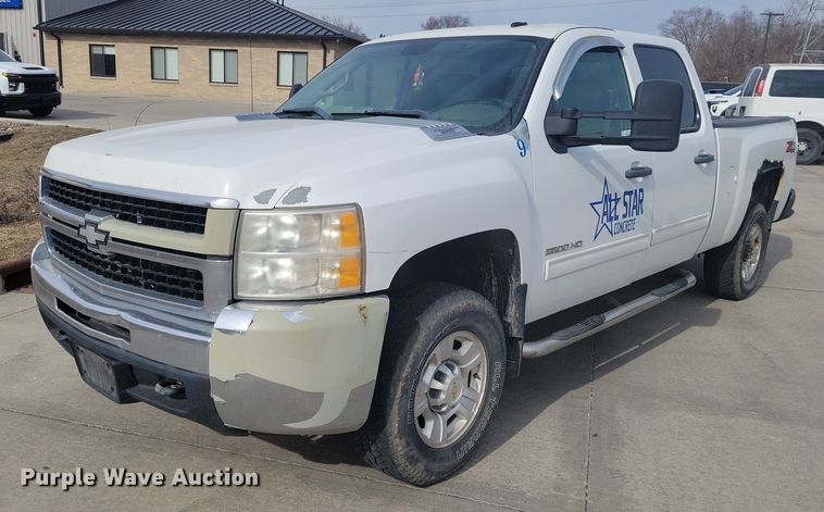 image for item NK9778 2010 Chevrolet Silverado 2500HD Crew Cab pickup truck