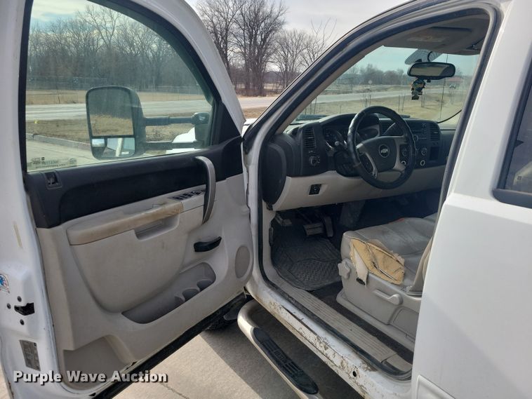 image for item NK9778 2010 Chevrolet Silverado 2500HD Crew Cab pickup truck