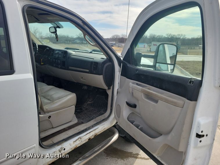 image for item NK9778 2010 Chevrolet Silverado 2500HD Crew Cab pickup truck