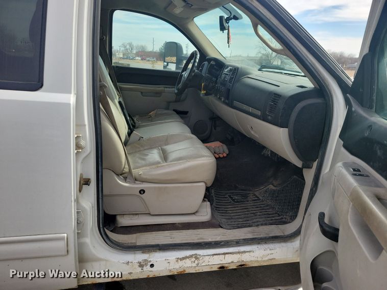 image for item NK9778 2010 Chevrolet Silverado 2500HD Crew Cab pickup truck