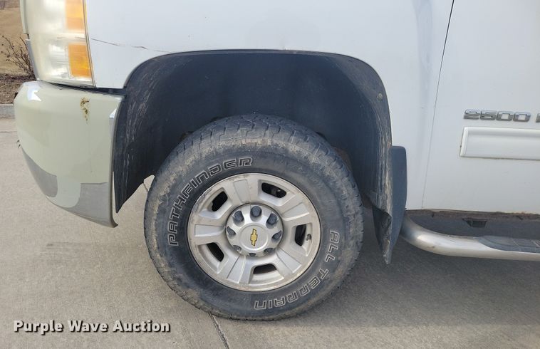 image for item NK9778 2010 Chevrolet Silverado 2500HD Crew Cab pickup truck