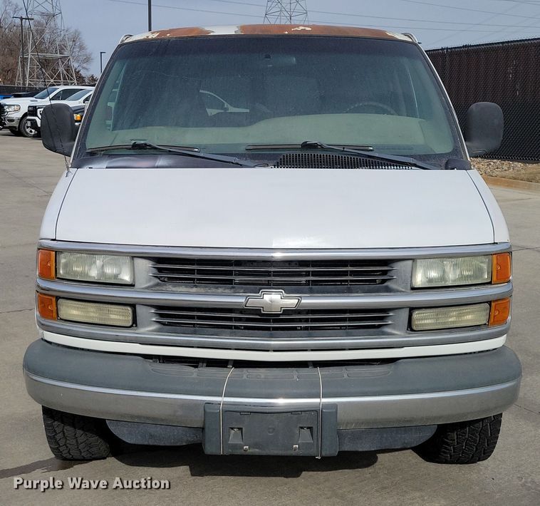 image for item NK9779 2001 Chevrolet Express 3500 van