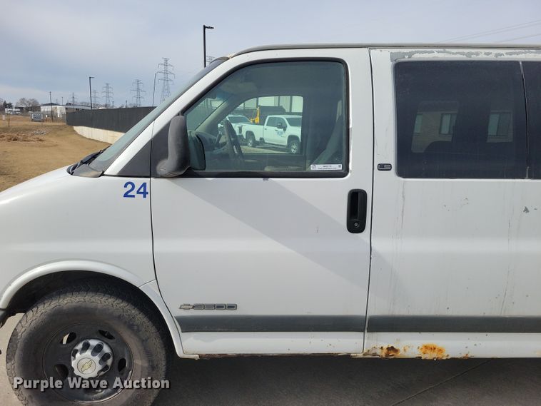 image for item NK9779 2001 Chevrolet Express 3500 van