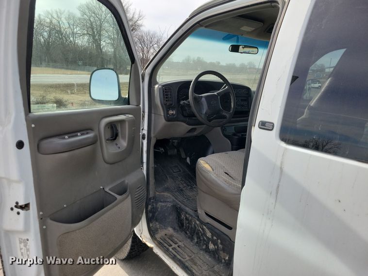 image for item NK9779 2001 Chevrolet Express 3500 van