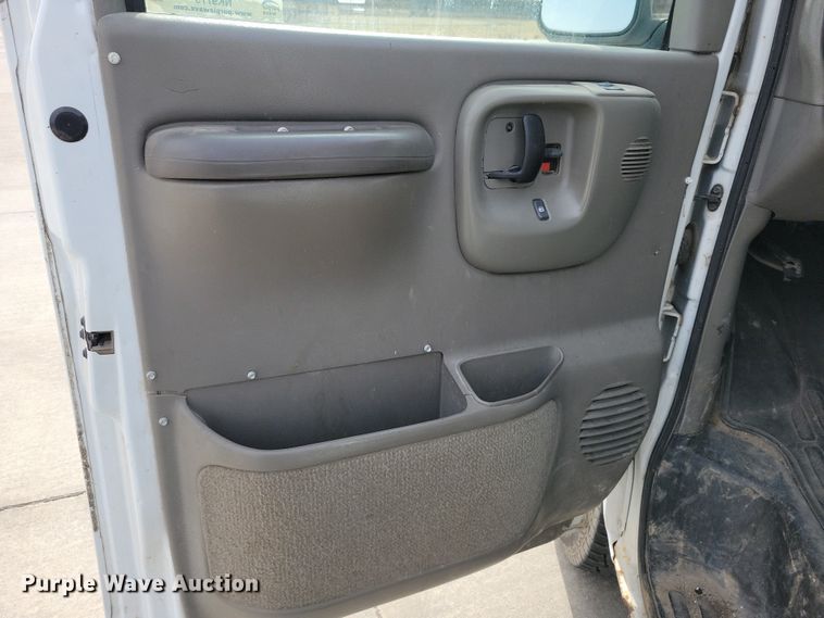 image for item NK9779 2001 Chevrolet Express 3500 van