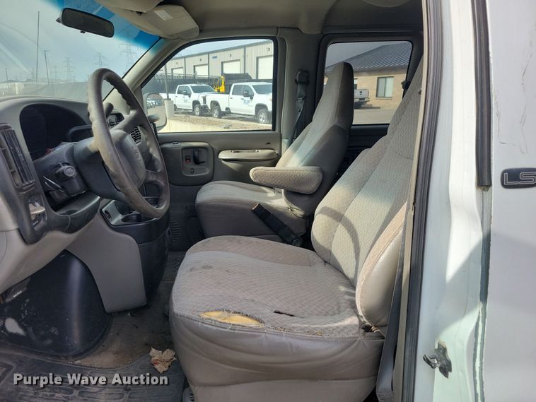 image for item NK9779 2001 Chevrolet Express 3500 van