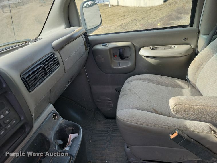 image for item NK9779 2001 Chevrolet Express 3500 van