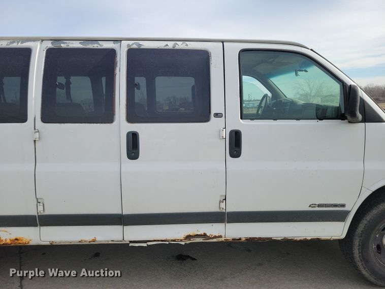 image for item NK9779 2001 Chevrolet Express 3500 van