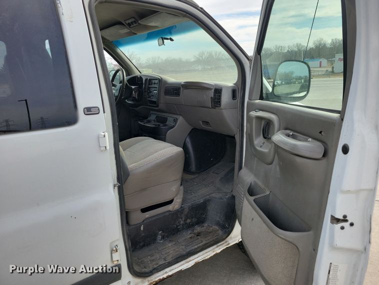 image for item NK9779 2001 Chevrolet Express 3500 van