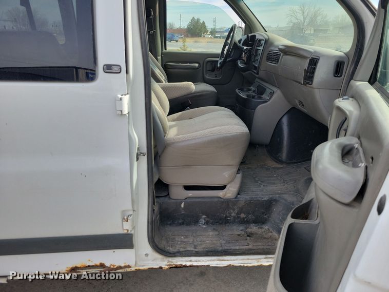 image for item NK9779 2001 Chevrolet Express 3500 van