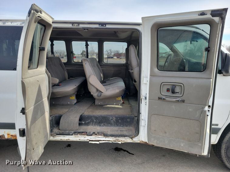 image for item NK9779 2001 Chevrolet Express 3500 van