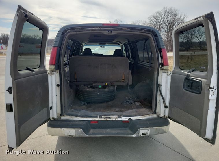 image for item NK9779 2001 Chevrolet Express 3500 van