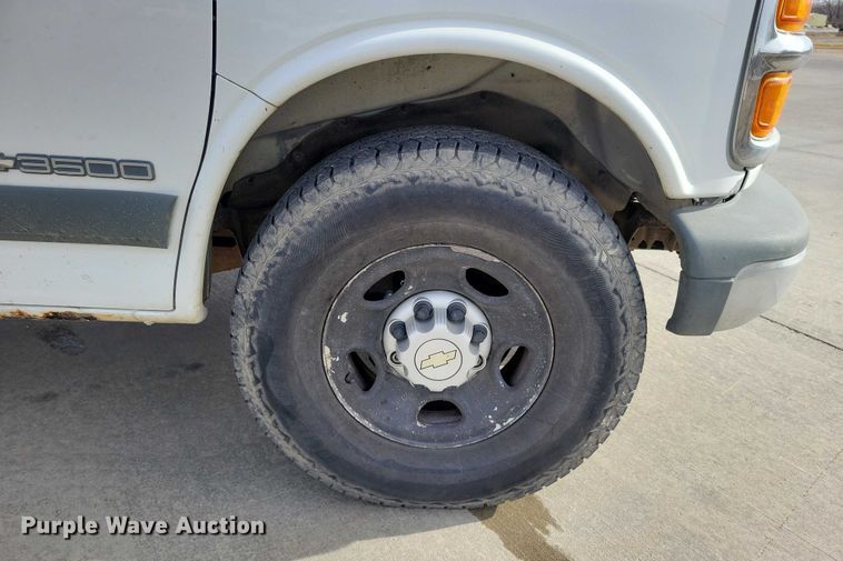image for item NK9779 2001 Chevrolet Express 3500 van