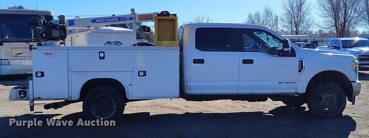 image for item YA1807 2019 Ford F350 Super Duty  utility bed pickup truck