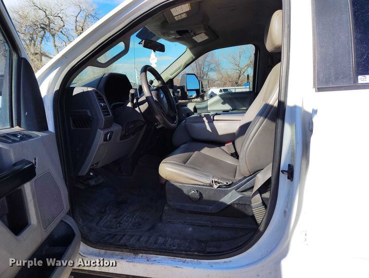 image for item YA1807 2019 Ford F350 Super Duty  utility bed pickup truck