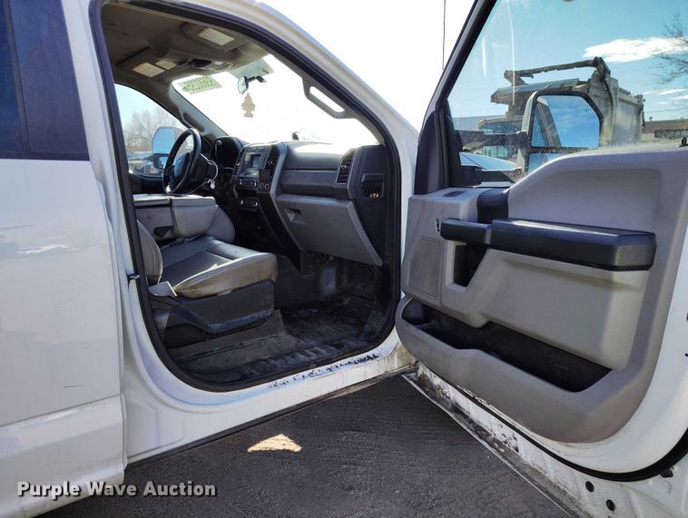 image for item YA1807 2019 Ford F350 Super Duty  utility bed pickup truck