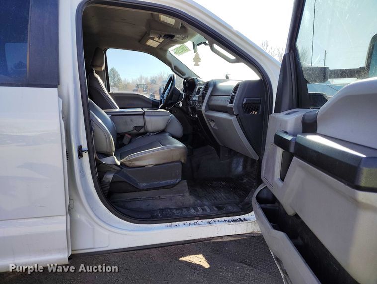 image for item YA1807 2019 Ford F350 Super Duty  utility bed pickup truck