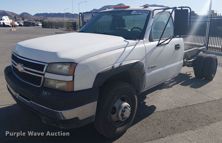 image for item YA2125 2007 Chevrolet Silverado 3500HD pickup truck cab and chassis