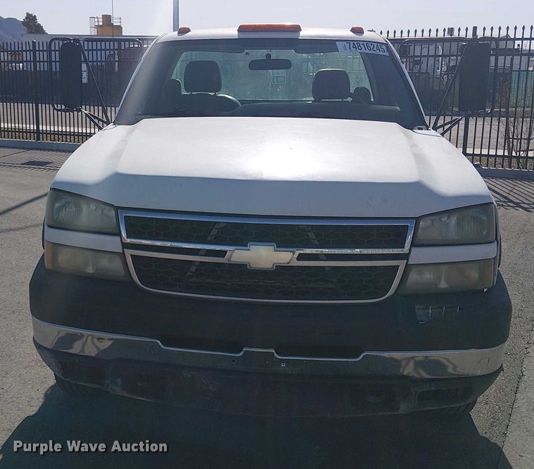 image for item YA2125 2007 Chevrolet Silverado 3500HD pickup truck cab and chassis
